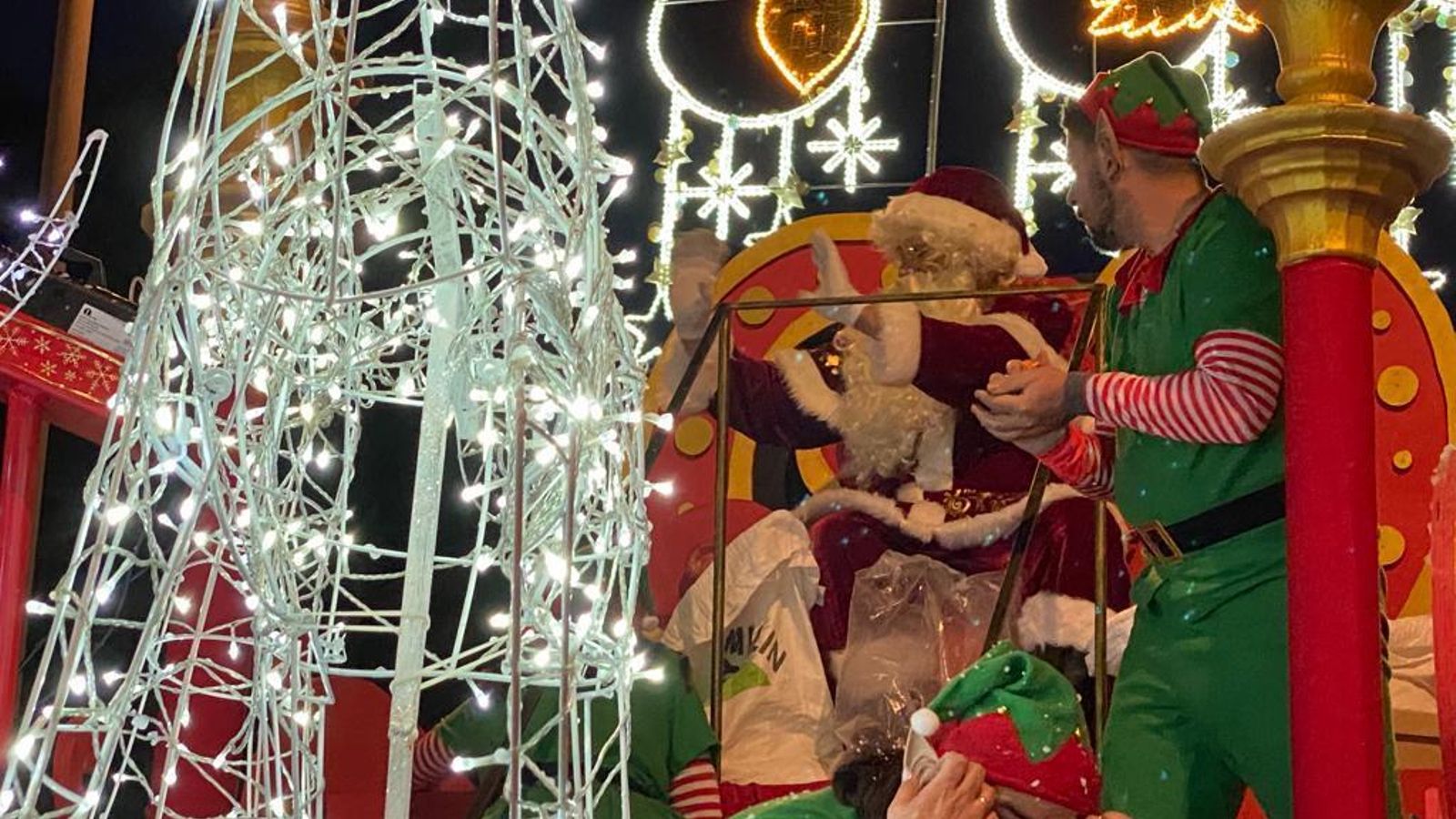 Otra foto de la carroza de Papá Noel.