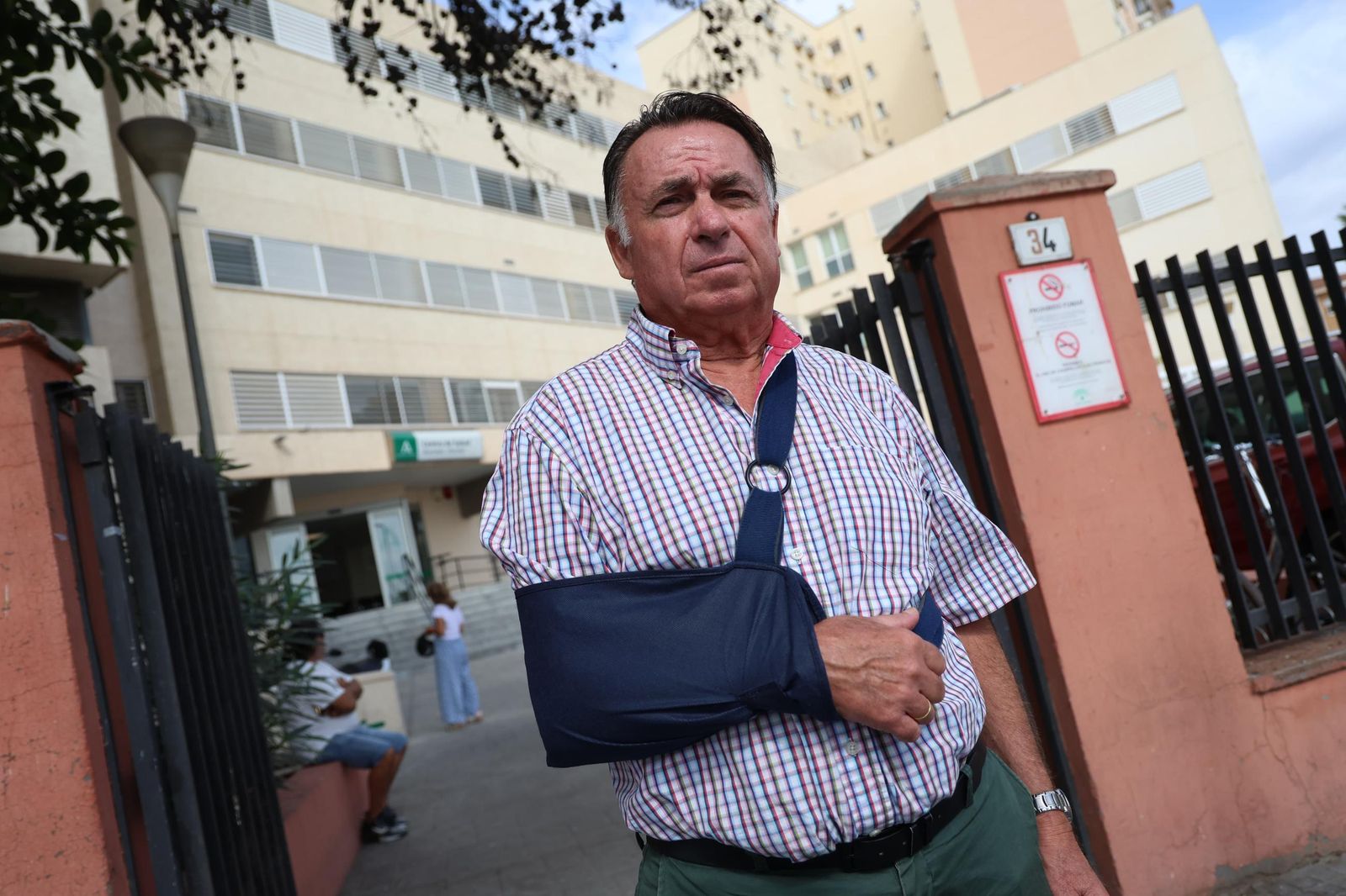 Francisco Palomas, con el brazo en cabestrillo, ante el Centro de Especialidades José Estrada este pasado viernes.