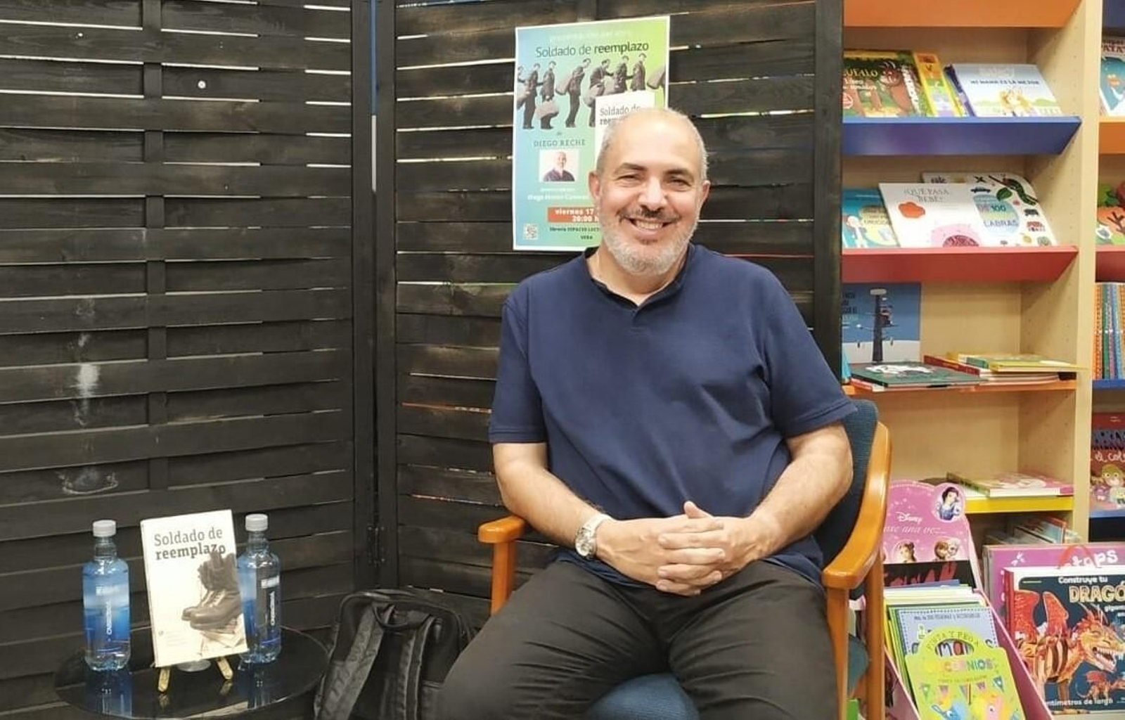 Diego Reche está muy contento ya que su obra va ya por la segunda edición.
