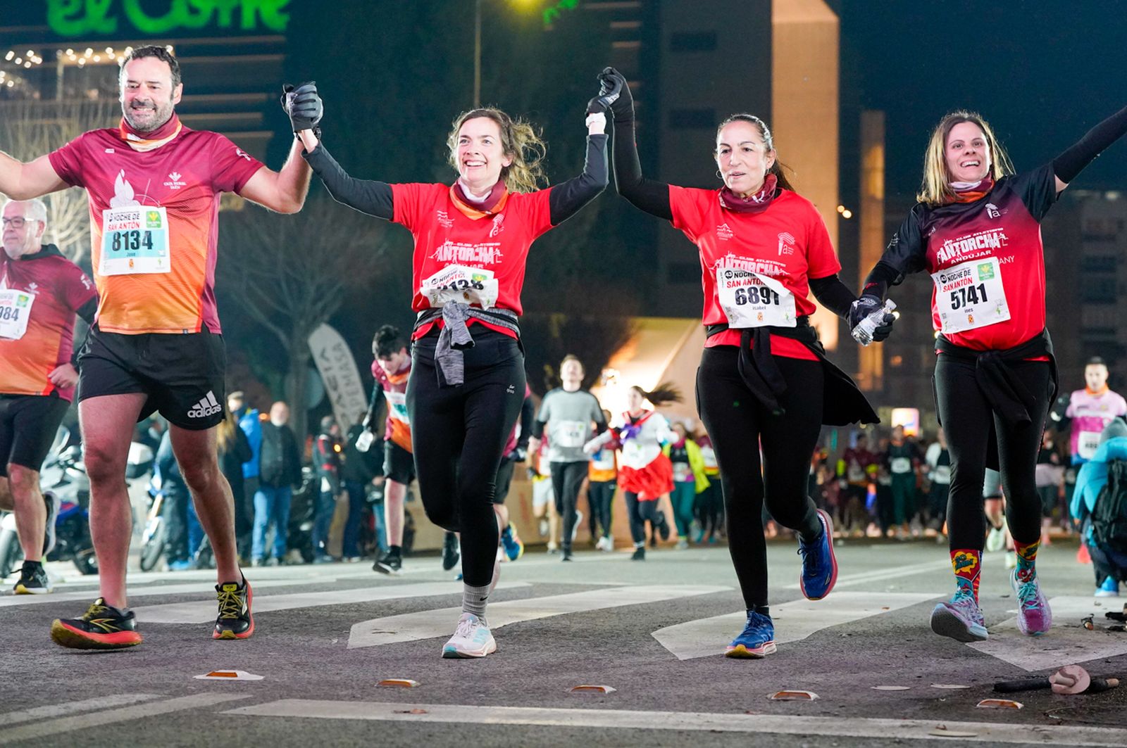 En imágenes: búscate en tu llegada a meta de la Carrera de San Antón 2026 (2)