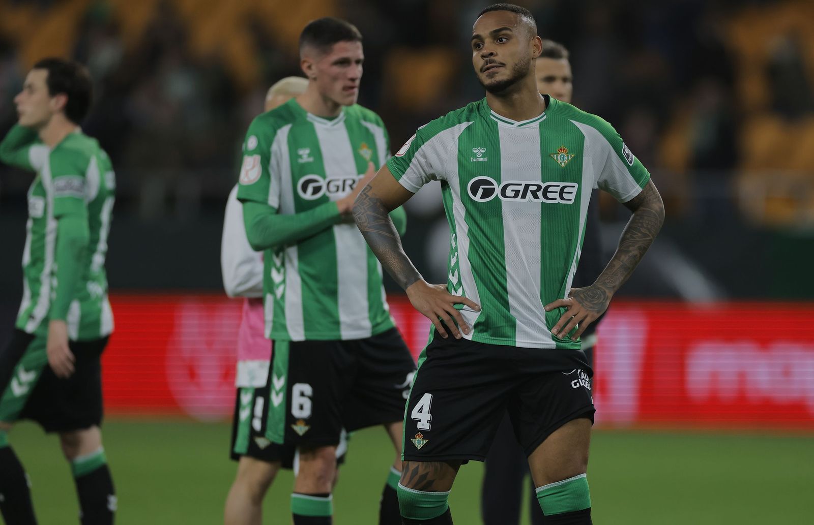 Imagen de desolación e impotencia de los jugadores del Betis al final del partido ante el Atlético.