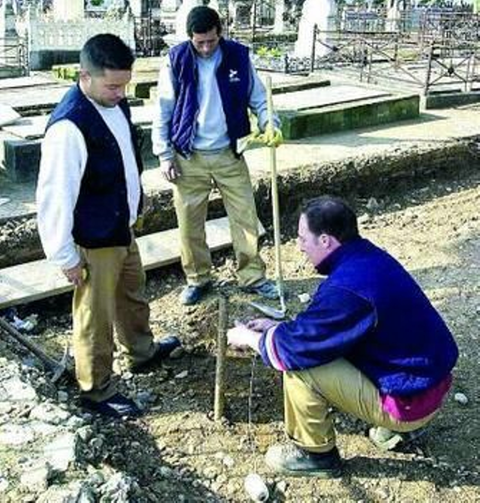 Varios operarios trabajan en el cementerio de la Salud.
