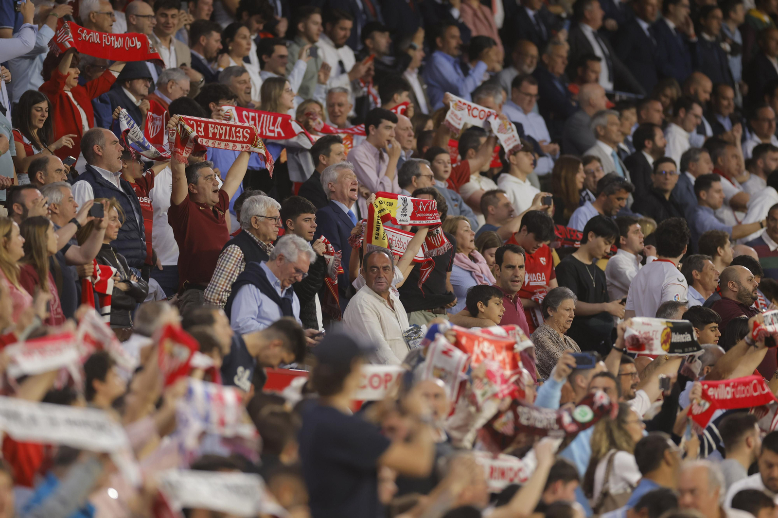 Búscate en las fotos del Sevilla-Celta