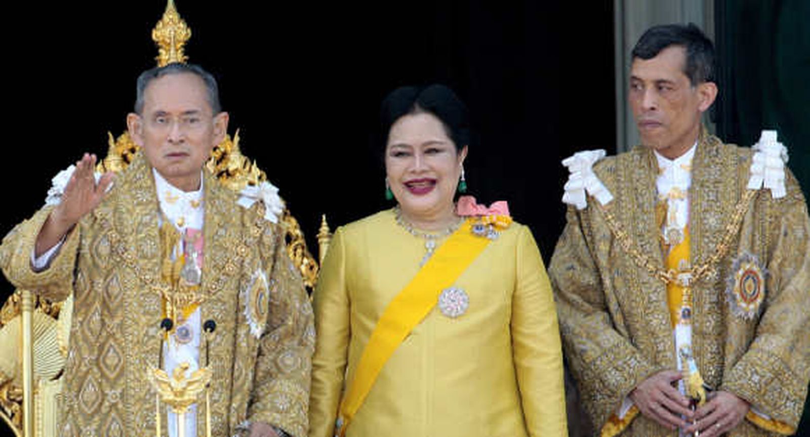 El Rey fallecido, su esposa, y su heredero  Foto: EFE