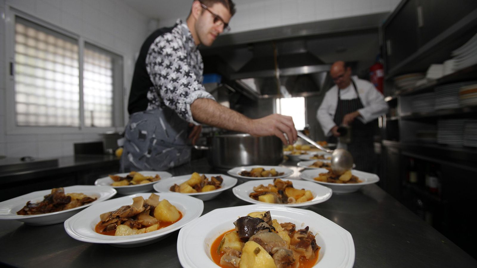 Gastronomía tradicional marinera en un conocido restaurante de Isla Cristina