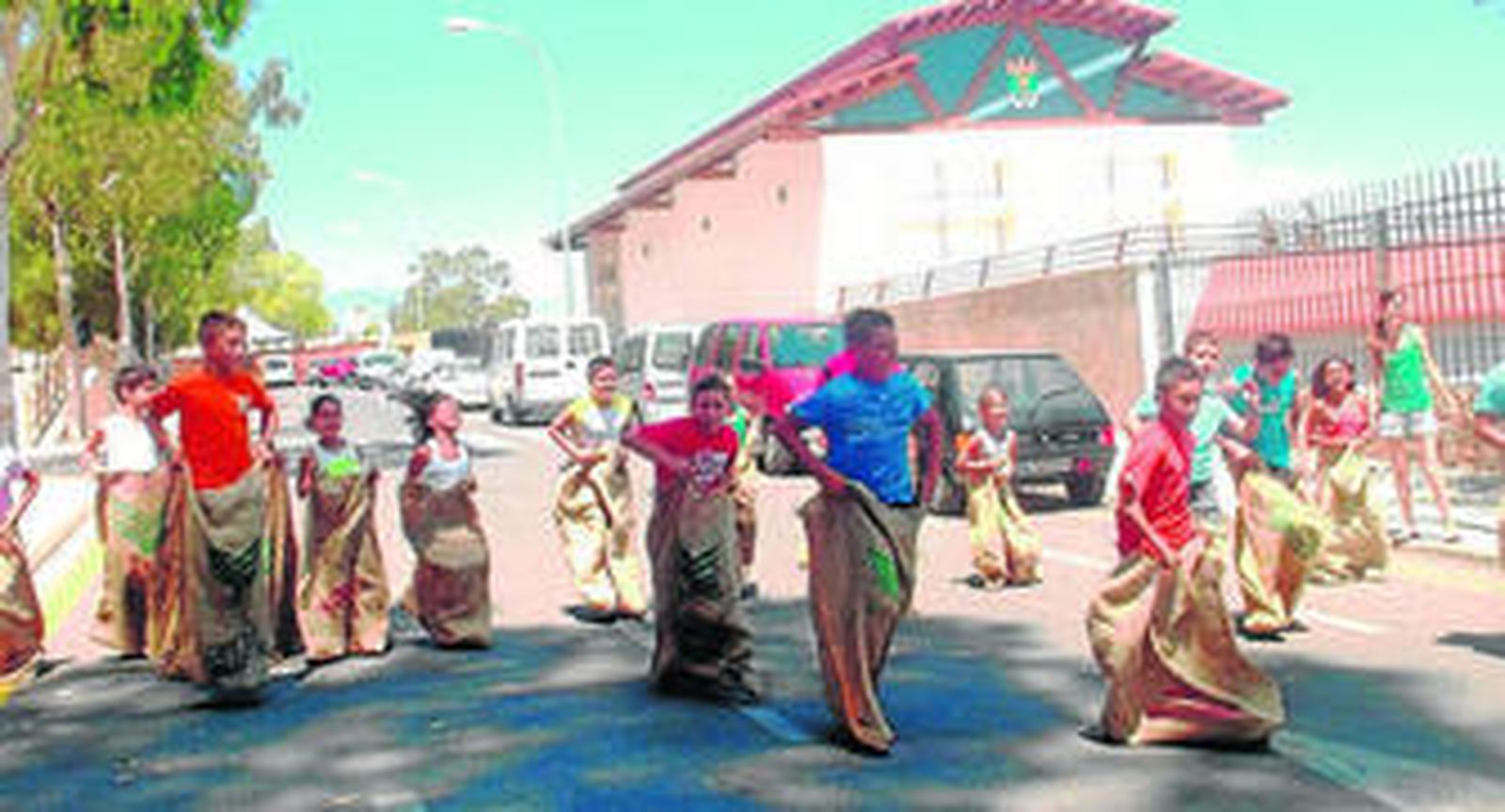 Los niños disfrutan y demuestran su agilidad en la carrera de sacos.