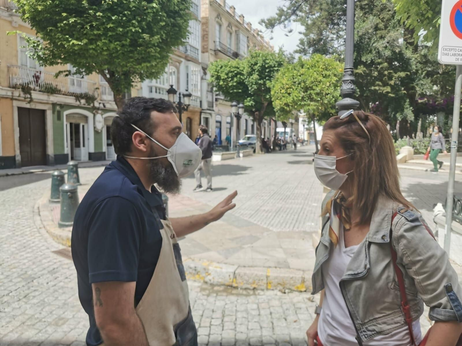 Mara Rodríguez conversa con un hostelero en la plaza de Candelaria.