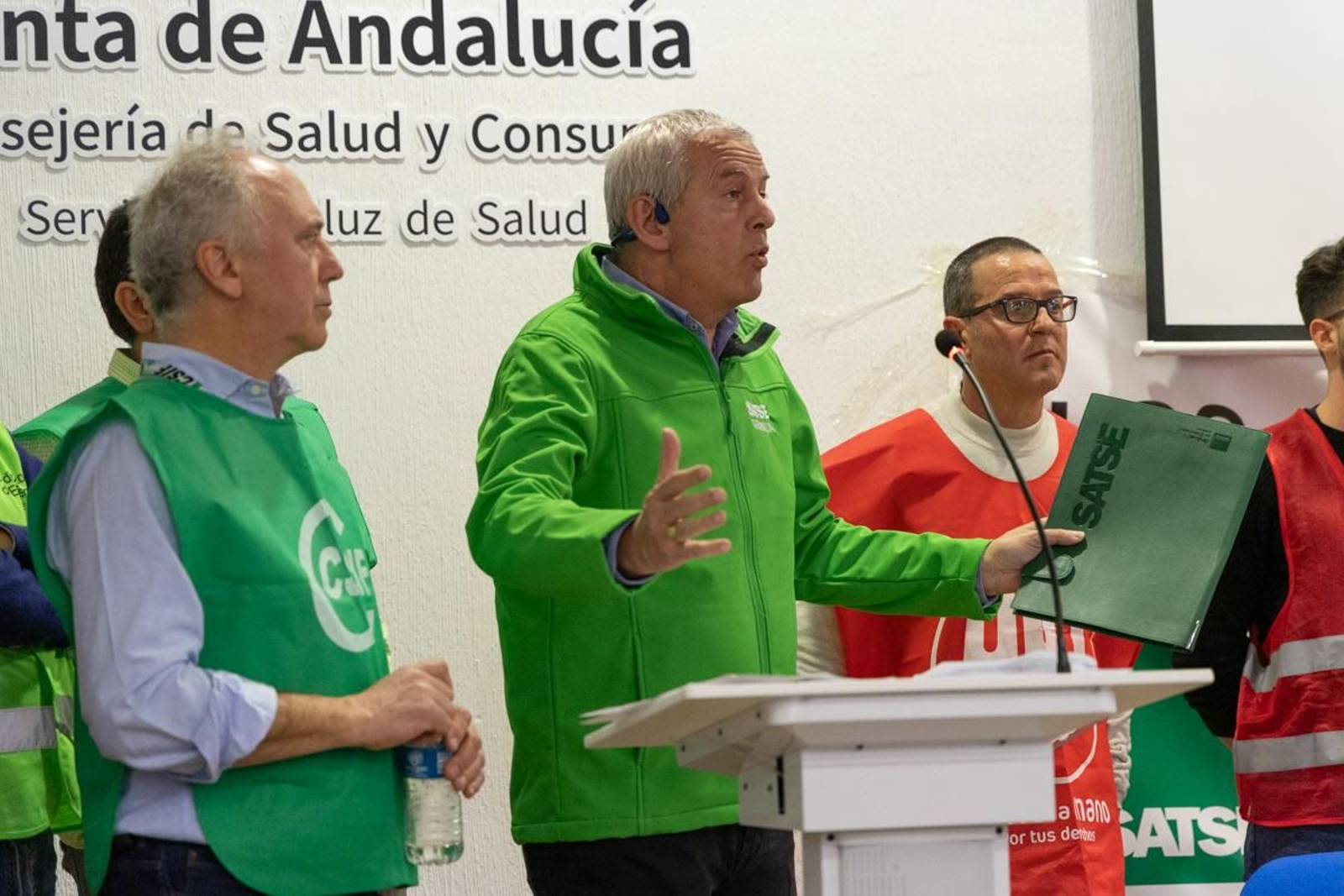 Encierro y asamblea convocado por CCOO, Satse, CSIF y UGT para denunciar el incumplimiento de los acuerdos en materia sanitaria por parte de la Junta de Andalucía