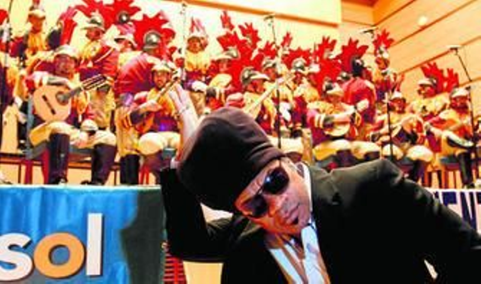 Carlinhos Brown posa ante el coro 'El amanecer' en la clausura del VII Congreso de Carnaval hace dos años.