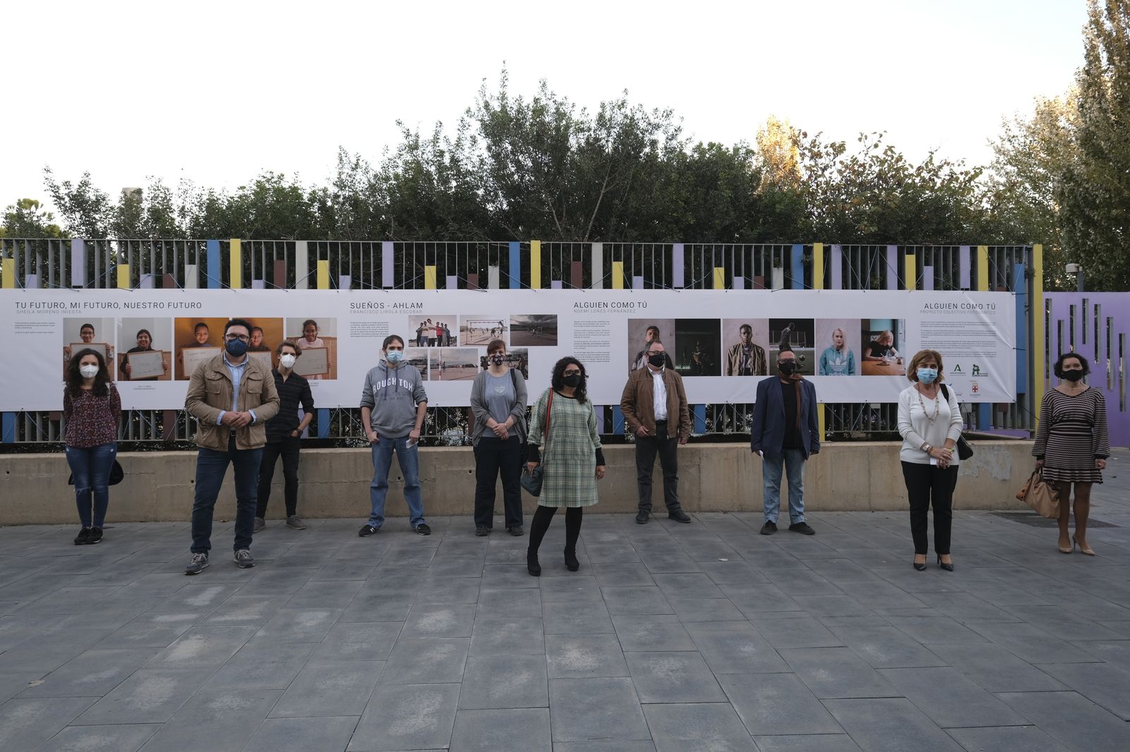 Cristóbal Díaz, Pepa Cobo, Juan Miralles, Paola Laynez y Mar Peláez junto a los participantes en la exposición.