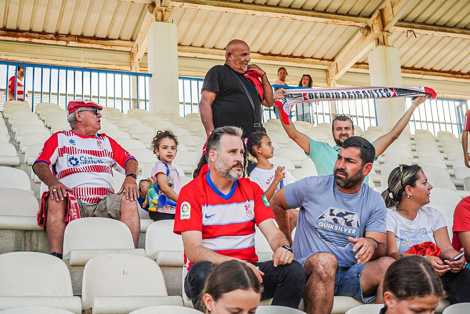 Encuéntrate en la grada del Escribano Castilla en el partido del Granada CF