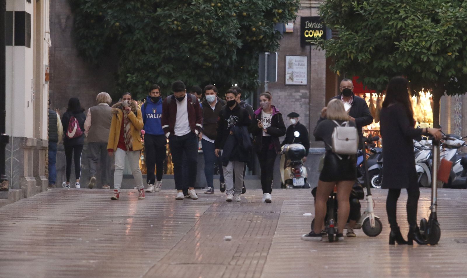 La primera tarde de cierre de bares y comercio en Córdoba, en fotografías