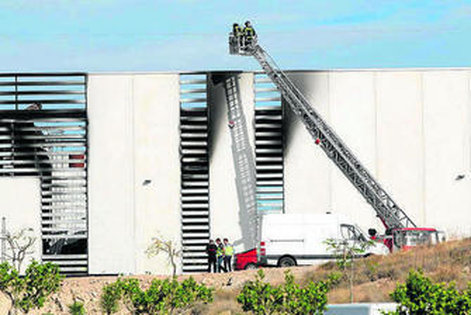 El edificio donde sucedió la explosión sufrió daños.