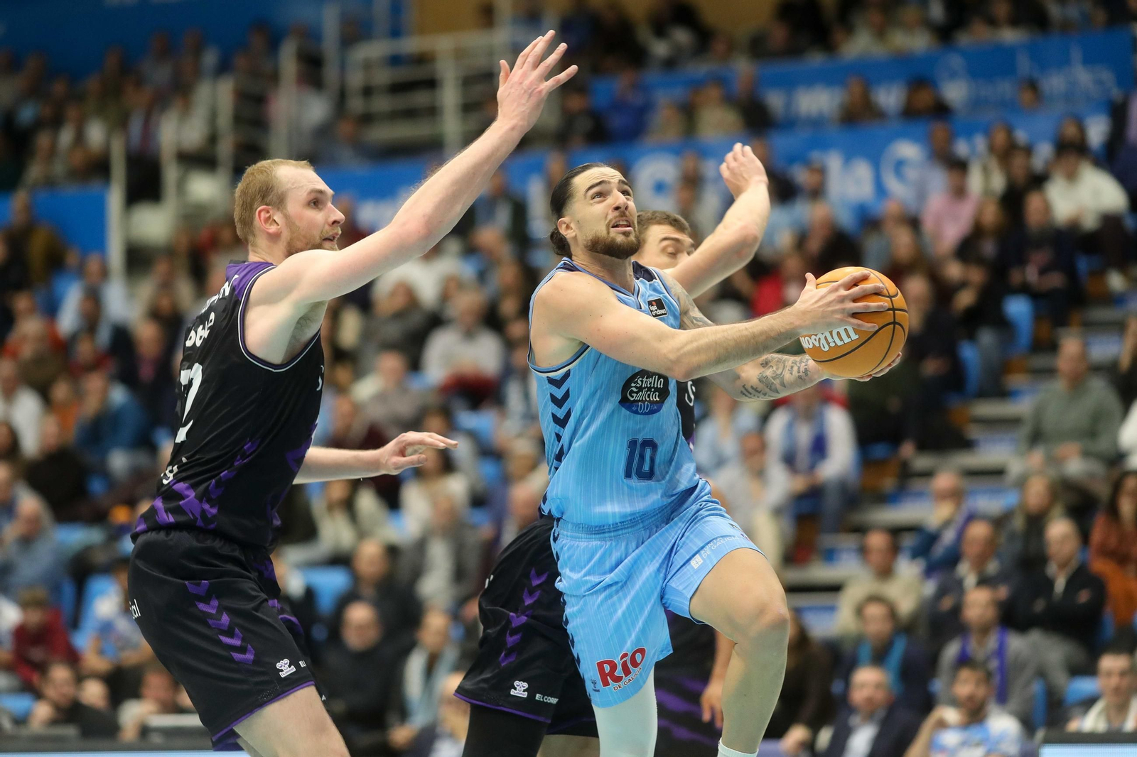 Francis Alonso se sale con 22 puntos ante un buen Melwin Pantzar; Nzosa coge vuelo