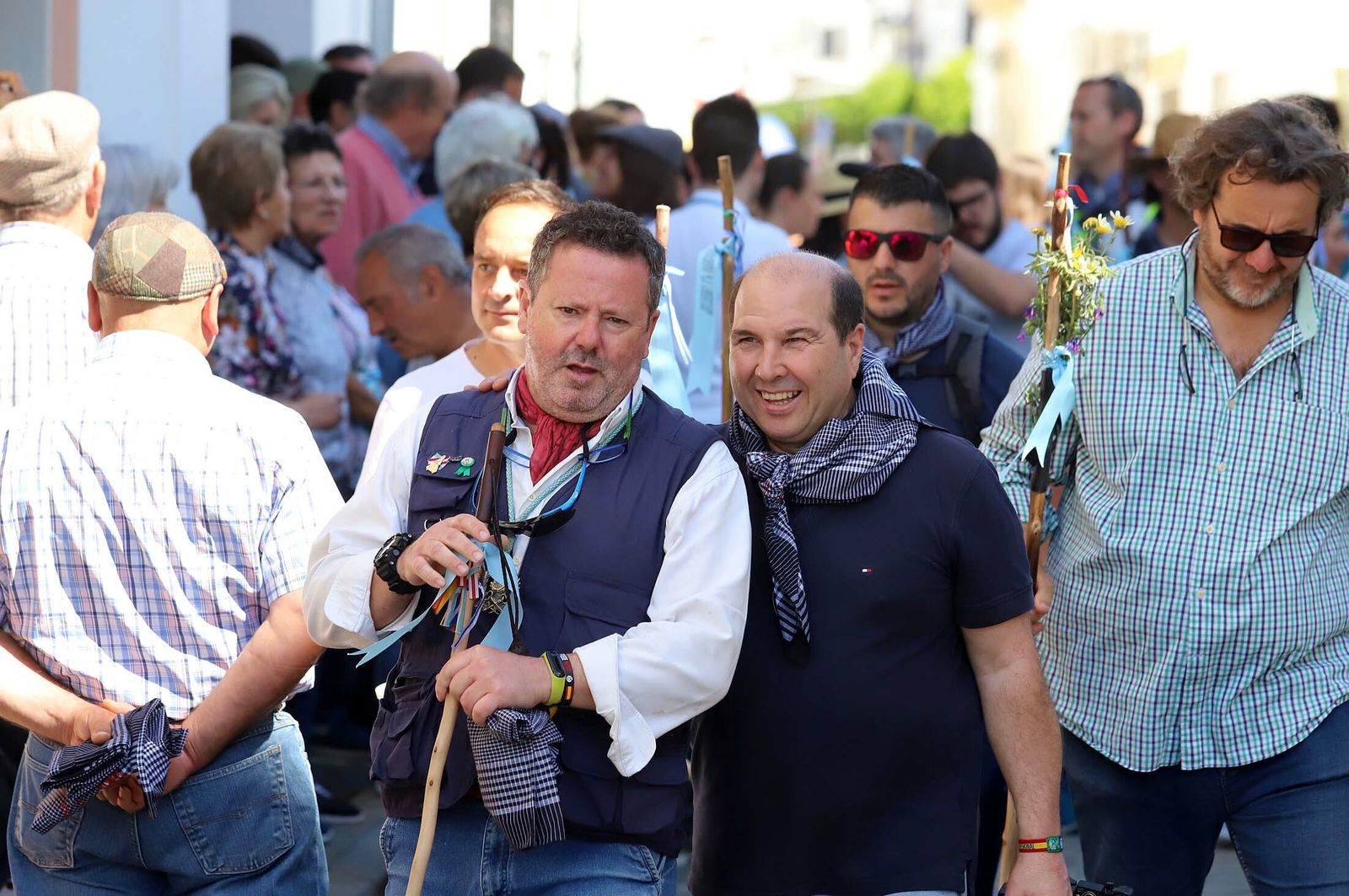 Imágenes de los presos de la cárcel de Huelva en su camino hacia El Rocío