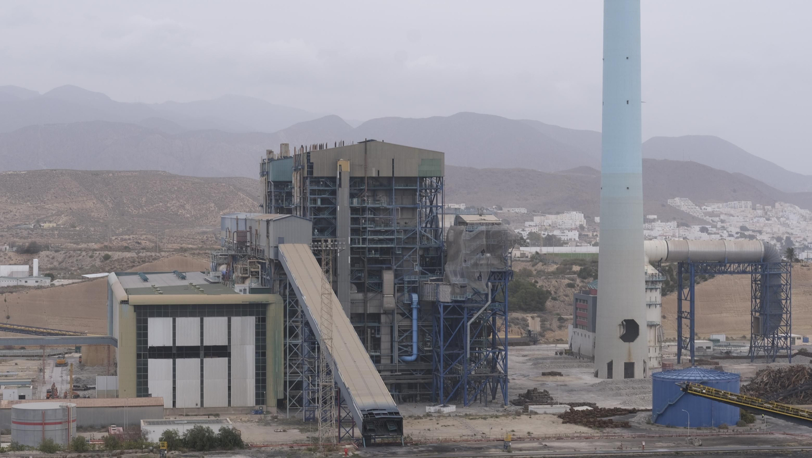 El derribo de la Torre Litoral de Endesa en Carboneras, en imágenes