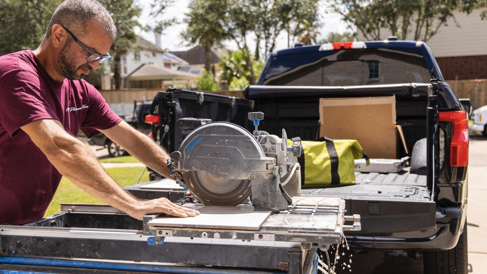 No hay que confundir V2G con V2L o V2H. La primera permite usar la energía de la batería de los vehículos eléctricos para que funcionen diferentes consumidores eléctricos, pero que excluye la conexión a la red; la segunda cede energía a una red doméstica sin ir más allá.