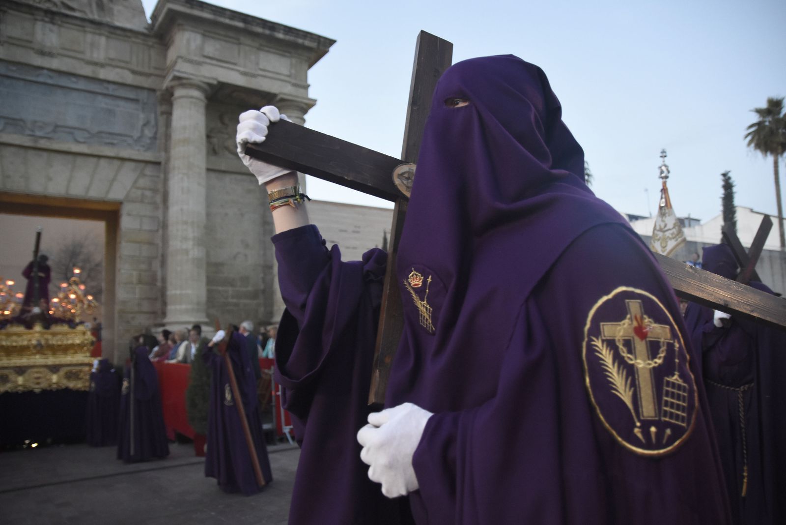 Nazarenos de la procesión de la Hermandad del Calvario a su paso por la Puerta del Puente.