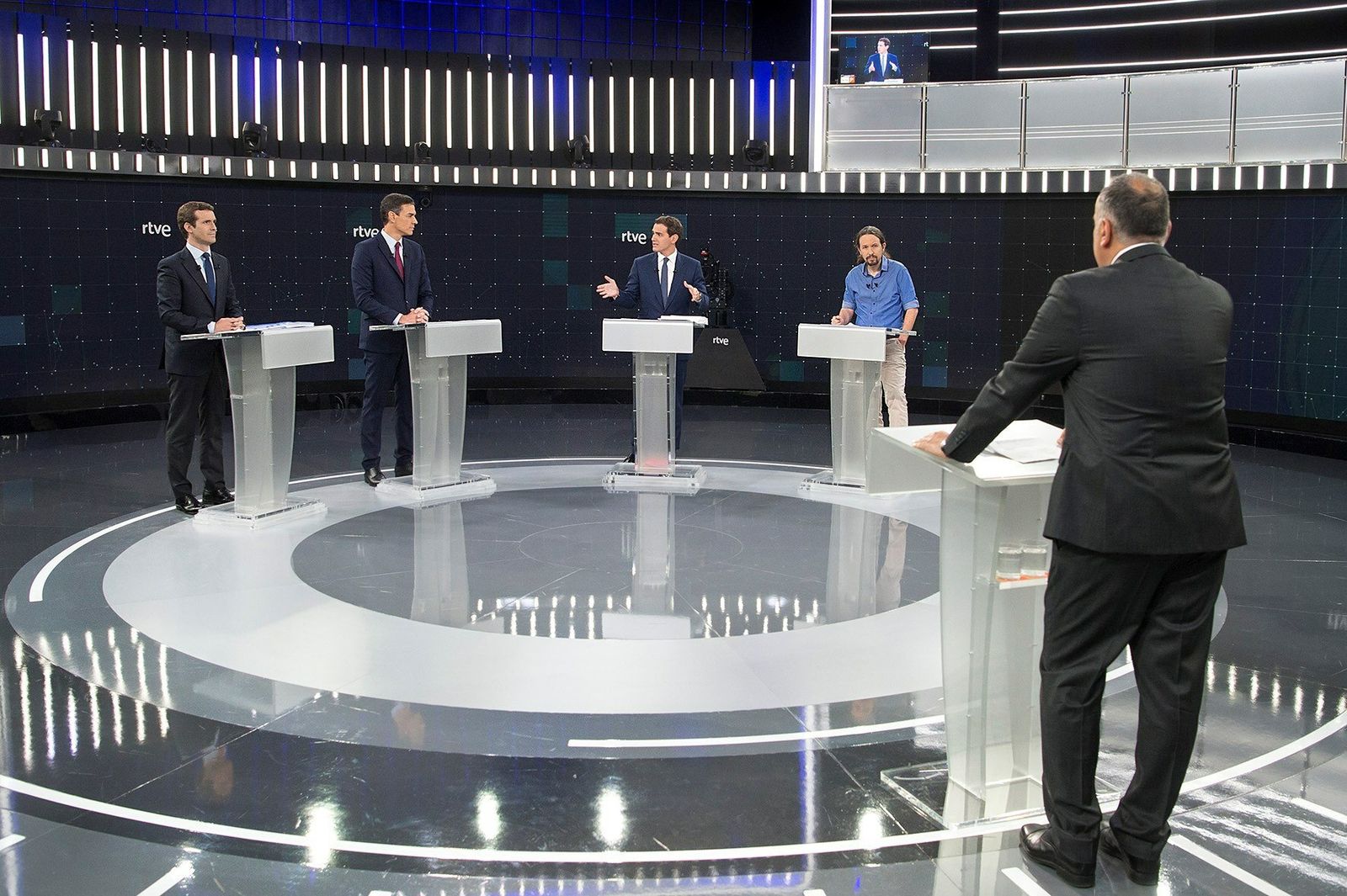 Los candidatos y el conductor del debate de Rtve.