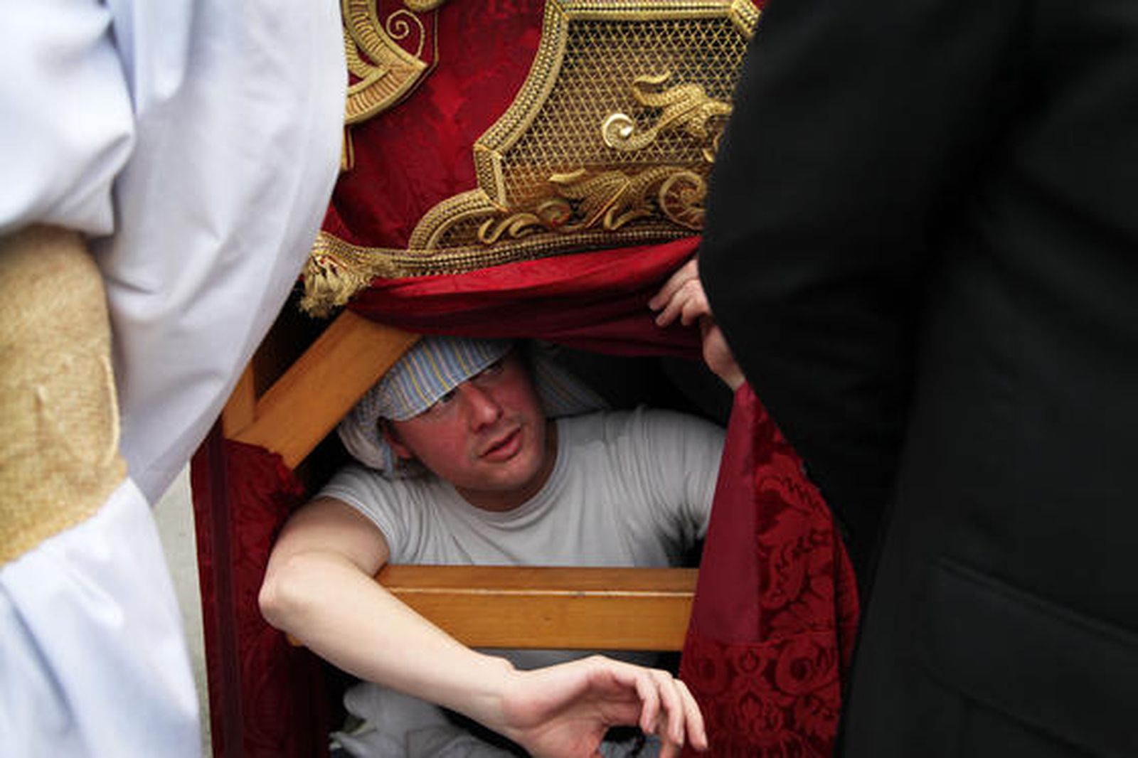 El costalero del paso de La Clemencia se asoma en una parada en los primeros metros de la estación de penitencia.

Foto: Vanesa Lobo