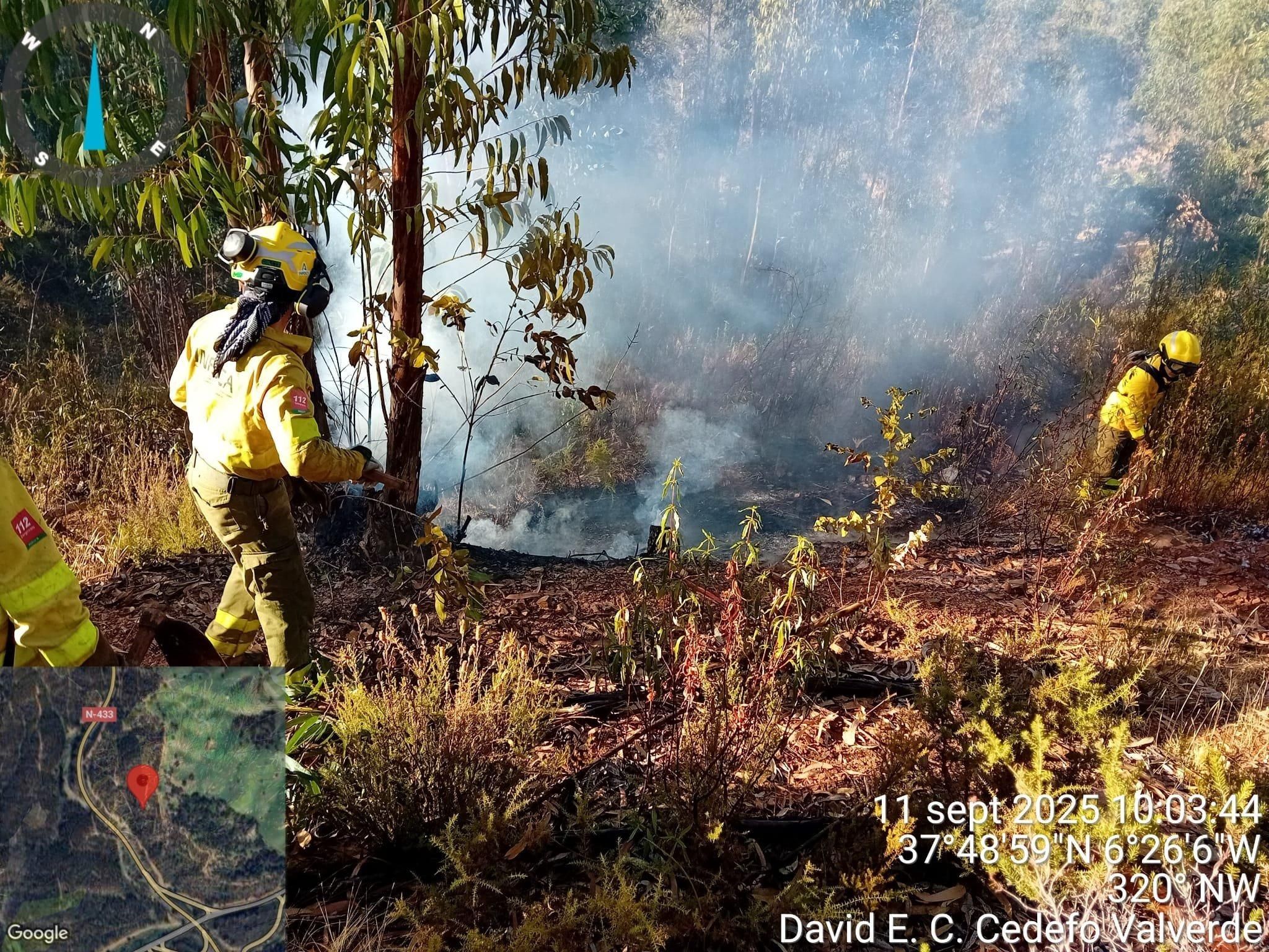 Amplían los medios aéreos para combatir el incendio forestal provocado por un camión en llamas en Higuera de la Sierra