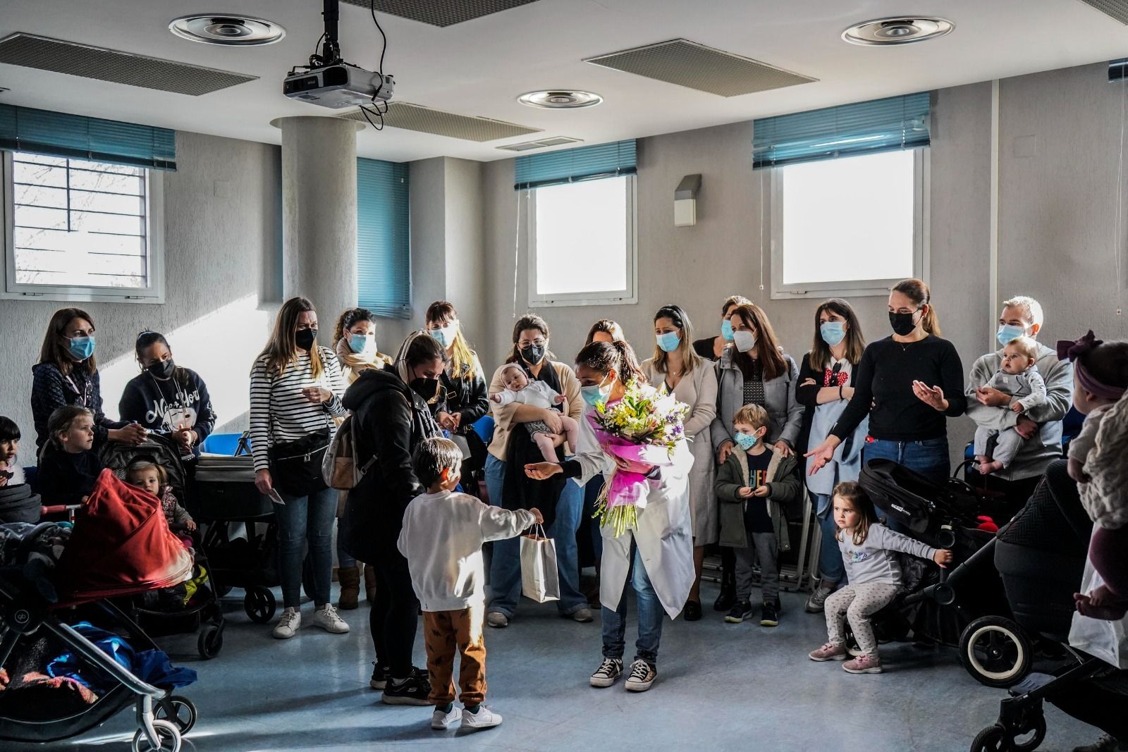 El centro de salud de La Chana reúne a mujeres para agradecer el trabajo infinito de una enfermera
