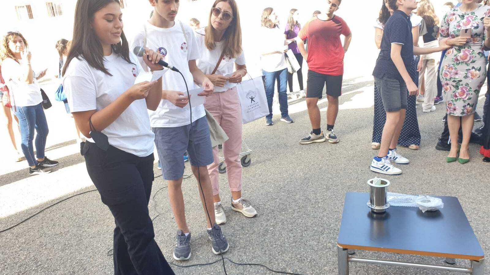 Una representación de cada instituto ha introducido un deseo de igualdad en la urna.