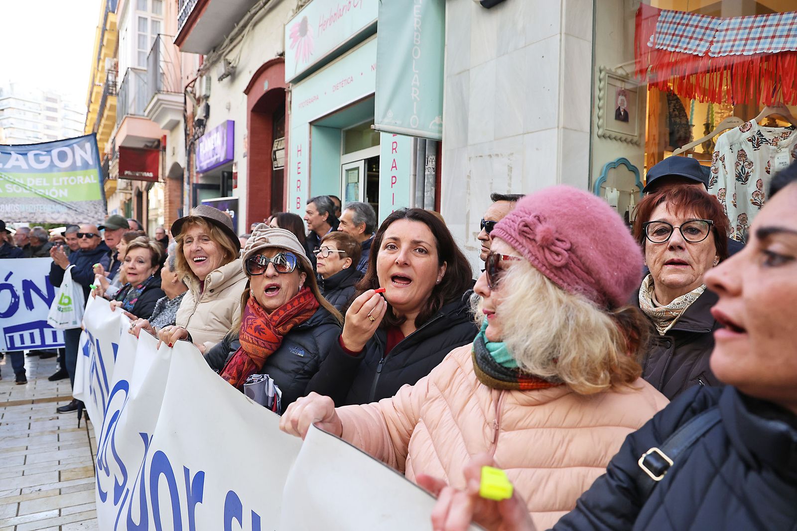 Fotografías de la manifestación en Huelva para exigir la regeneración de las playas