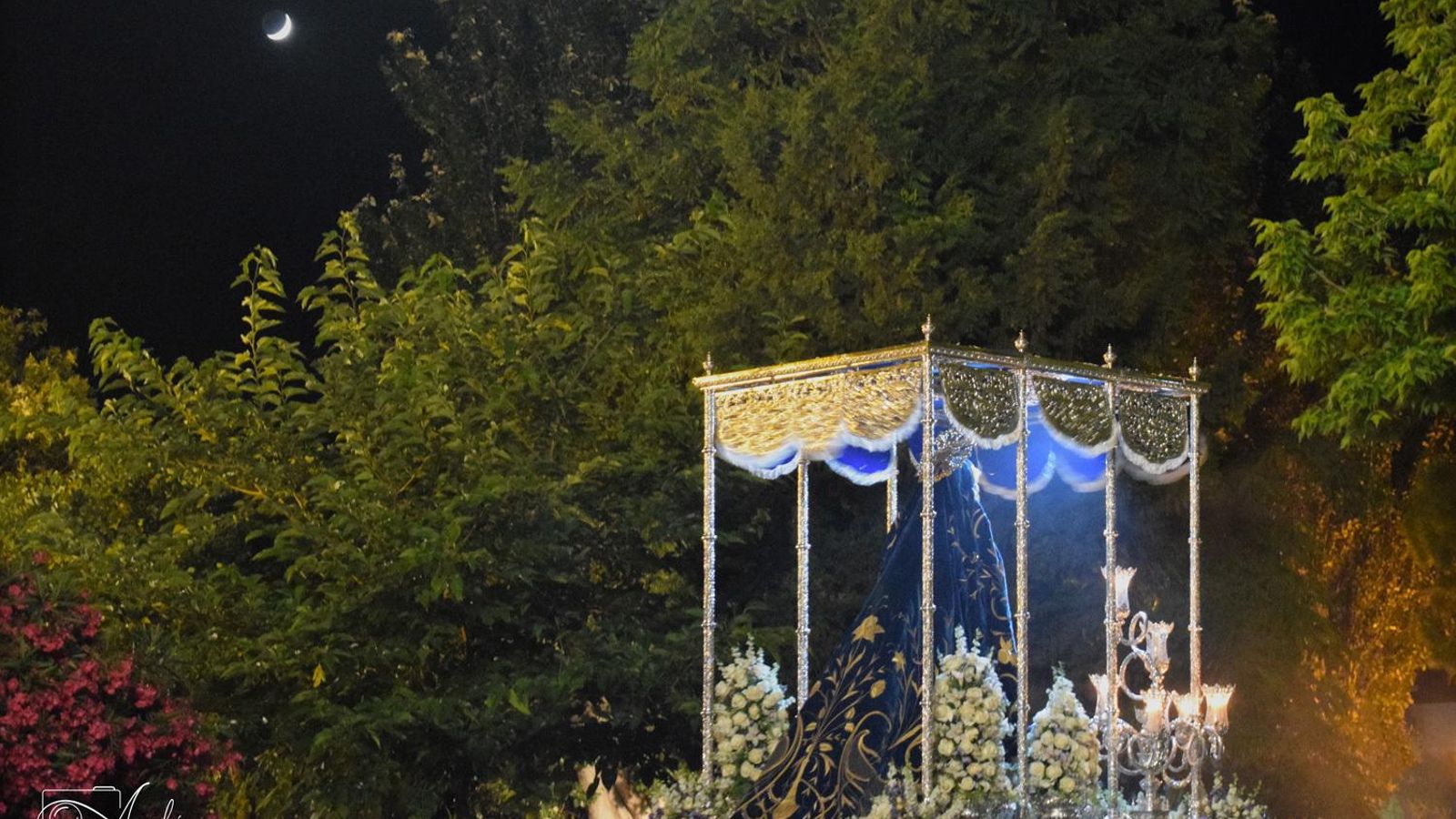 Santa Ana a su paso por el parque municipal Blas Fernández.