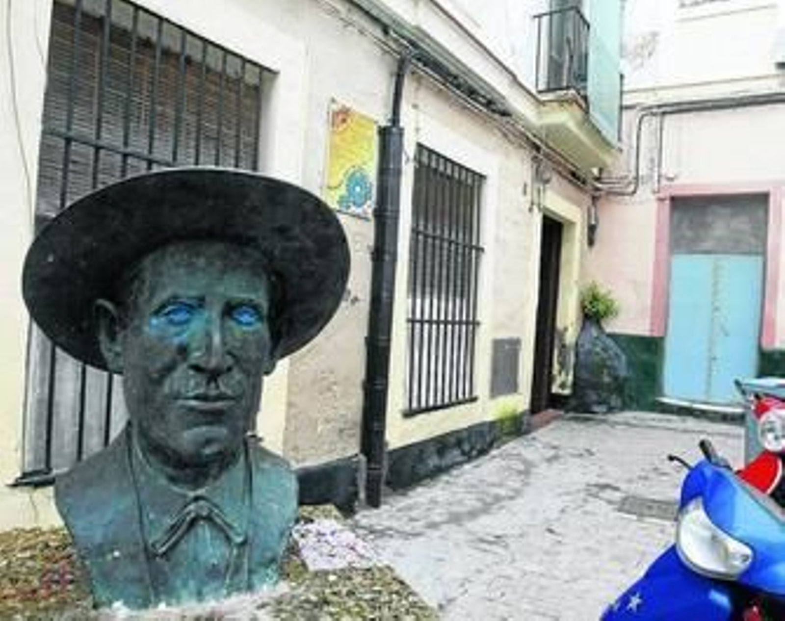Imagen del portal, a la izquierda, donde Agustín Rubiales ofrece un piso a los ancianos desahuciados.