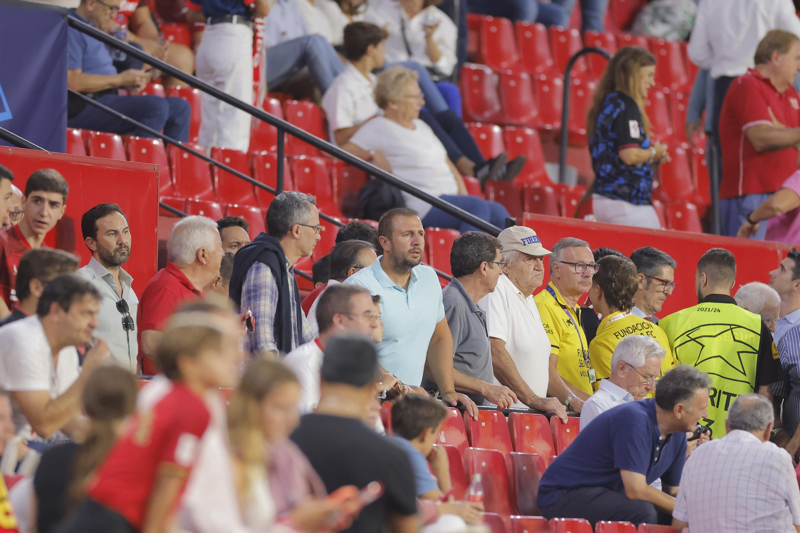 Búscate en las fotos del Sevilla-Lens