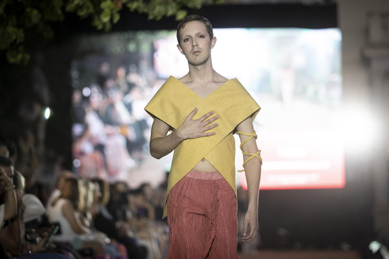 La creatividad de la colección Pouty deslumbra en la Pasarela Fortuny