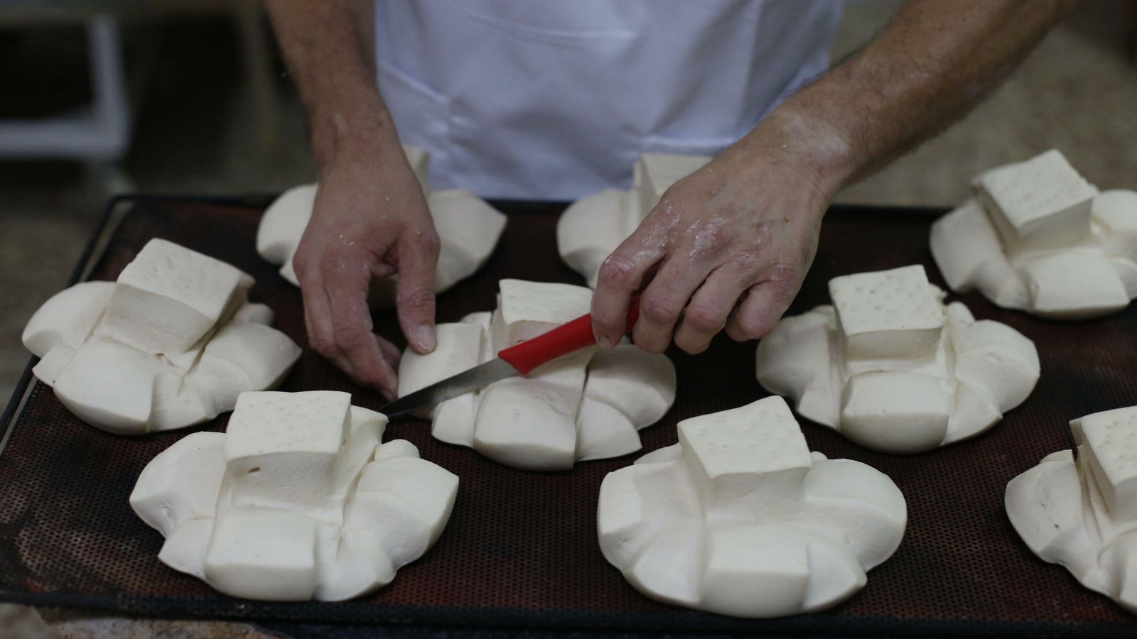 Juan Antonio dándole los cortes necesarios para realizar un cantito