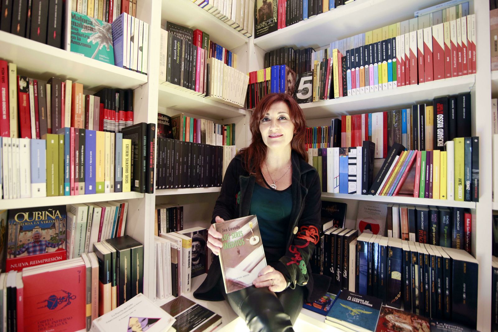La escritora Jes Lavado, en la jerezana librería 'El Laberinto'.