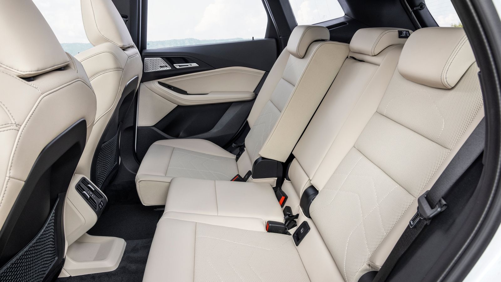Los asientos traseros tienen regulación longitudinal, además de en inclinación.