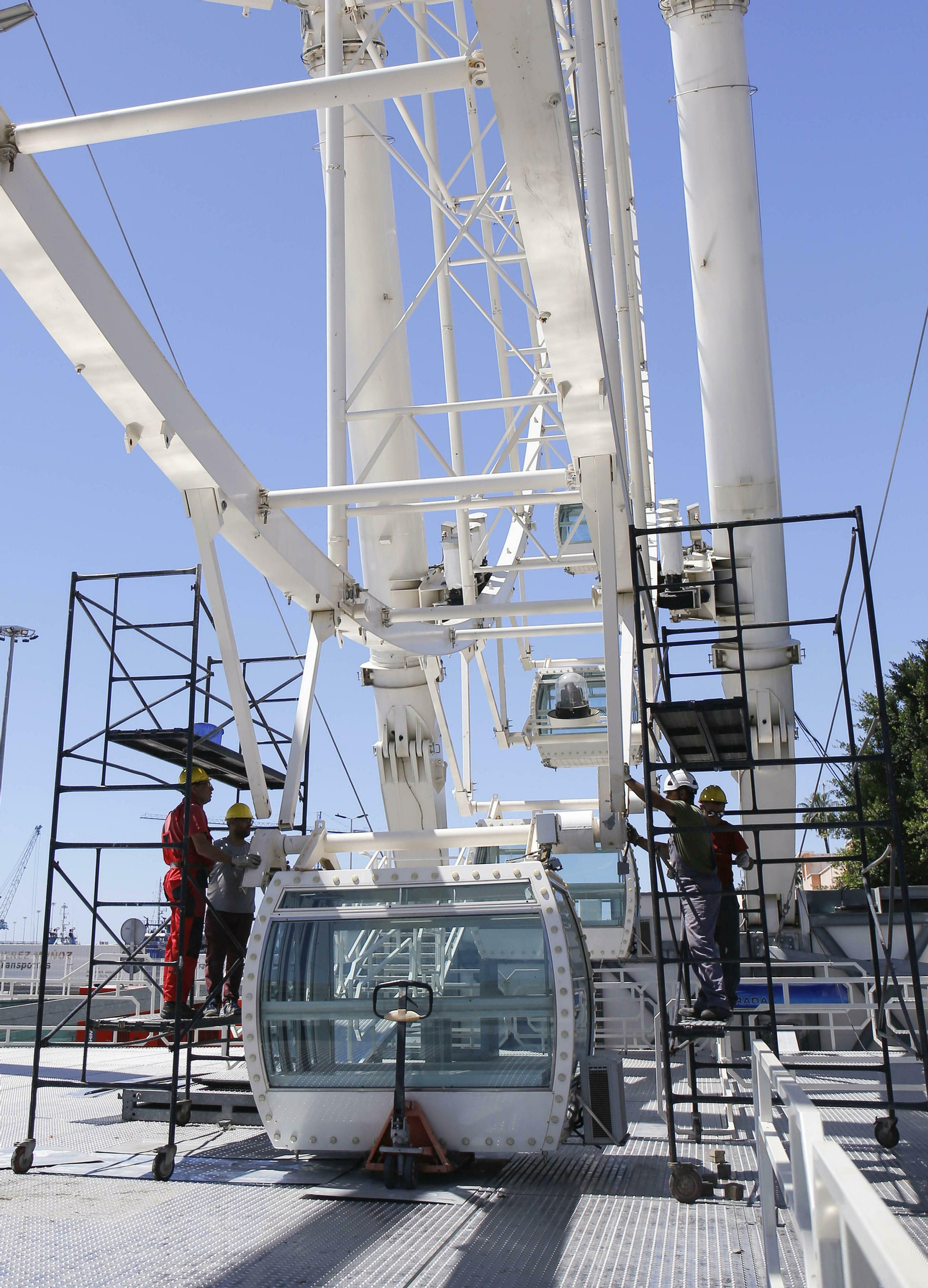 Los operarios trabajan en el desmontaje de la noria.