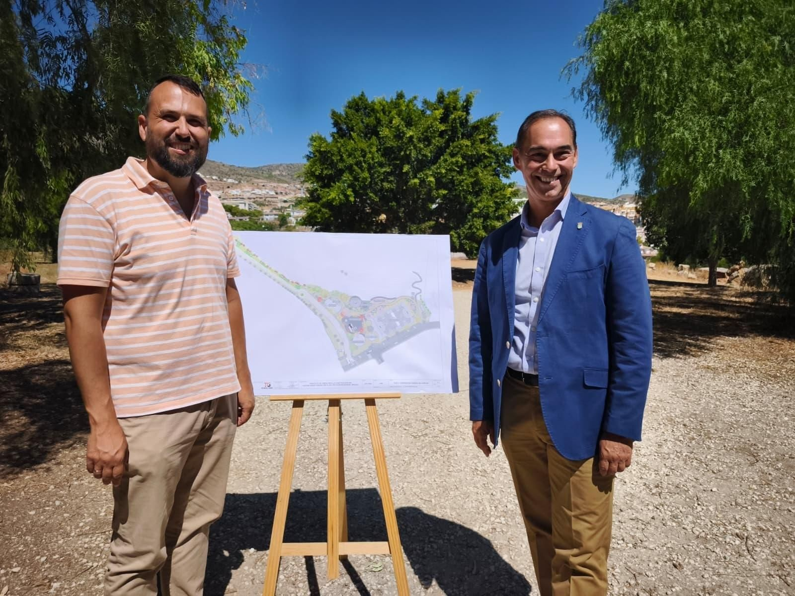 El alcalde, Juan Antonio Lara (D.), y el edil de Parques y Jardines, Juan Olea.