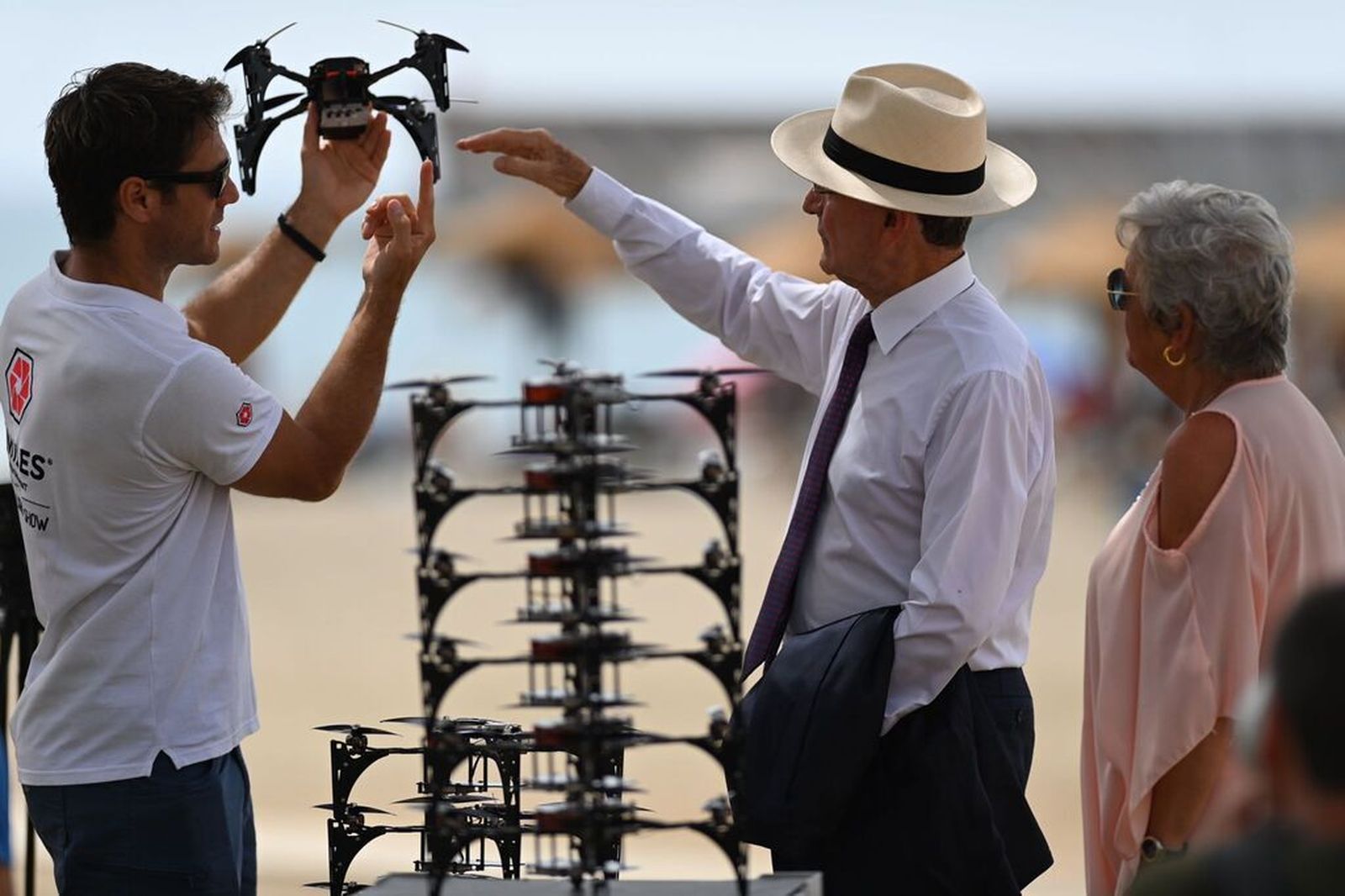 Francsico de la Torre y Teresa Porras con los drones de ‘Umiles - Drone light show’.