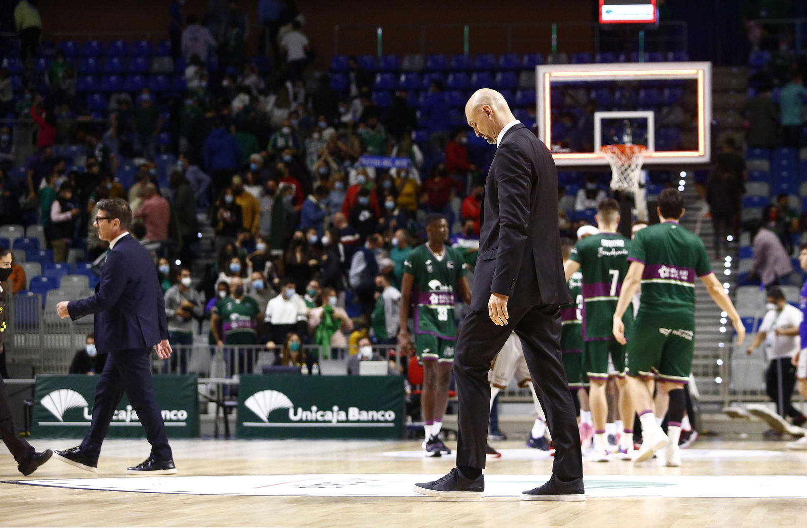 Zan Tabak se retira en el partido del sábado.