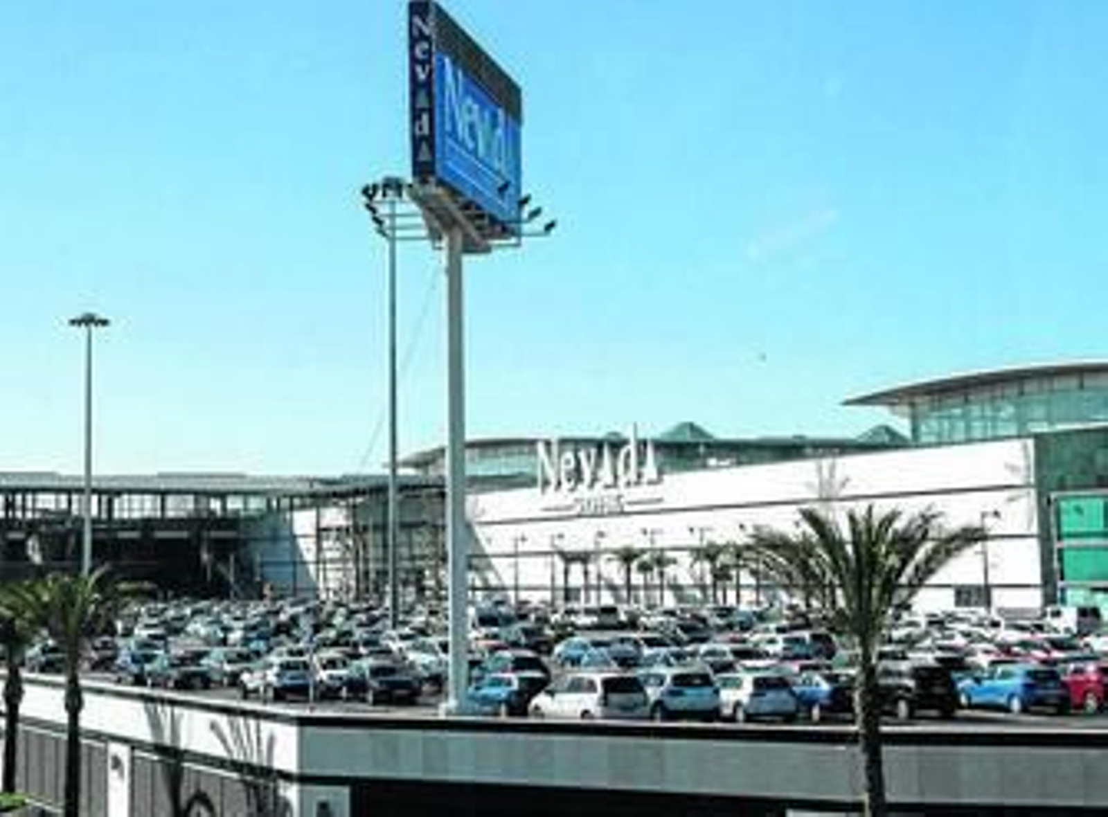 Aspecto que presenta actualmente la superficie comercial construida por Tomás Olivo en Armilla.