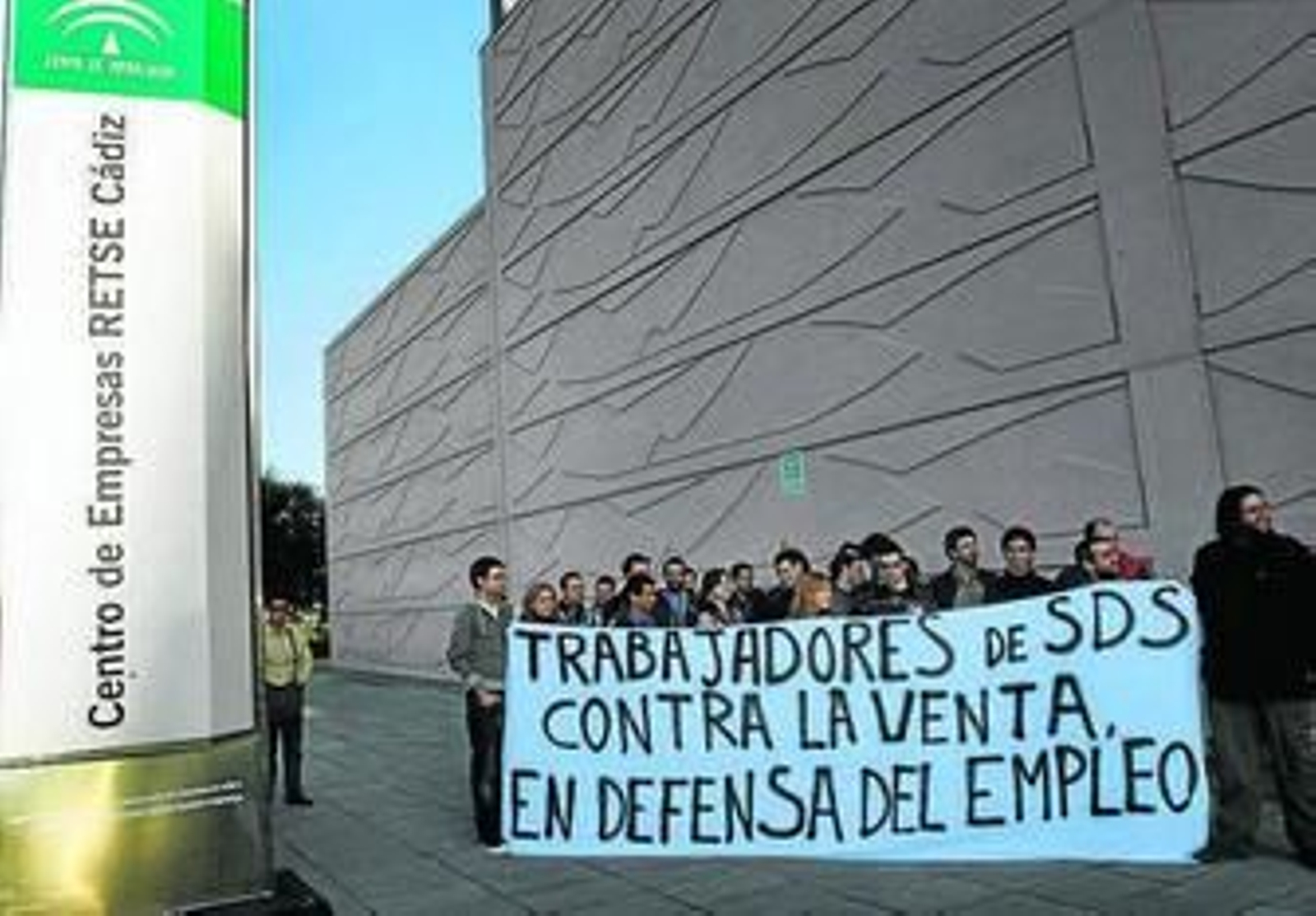 Los trabajadores de Sadiel, durante la protesta del jueves.