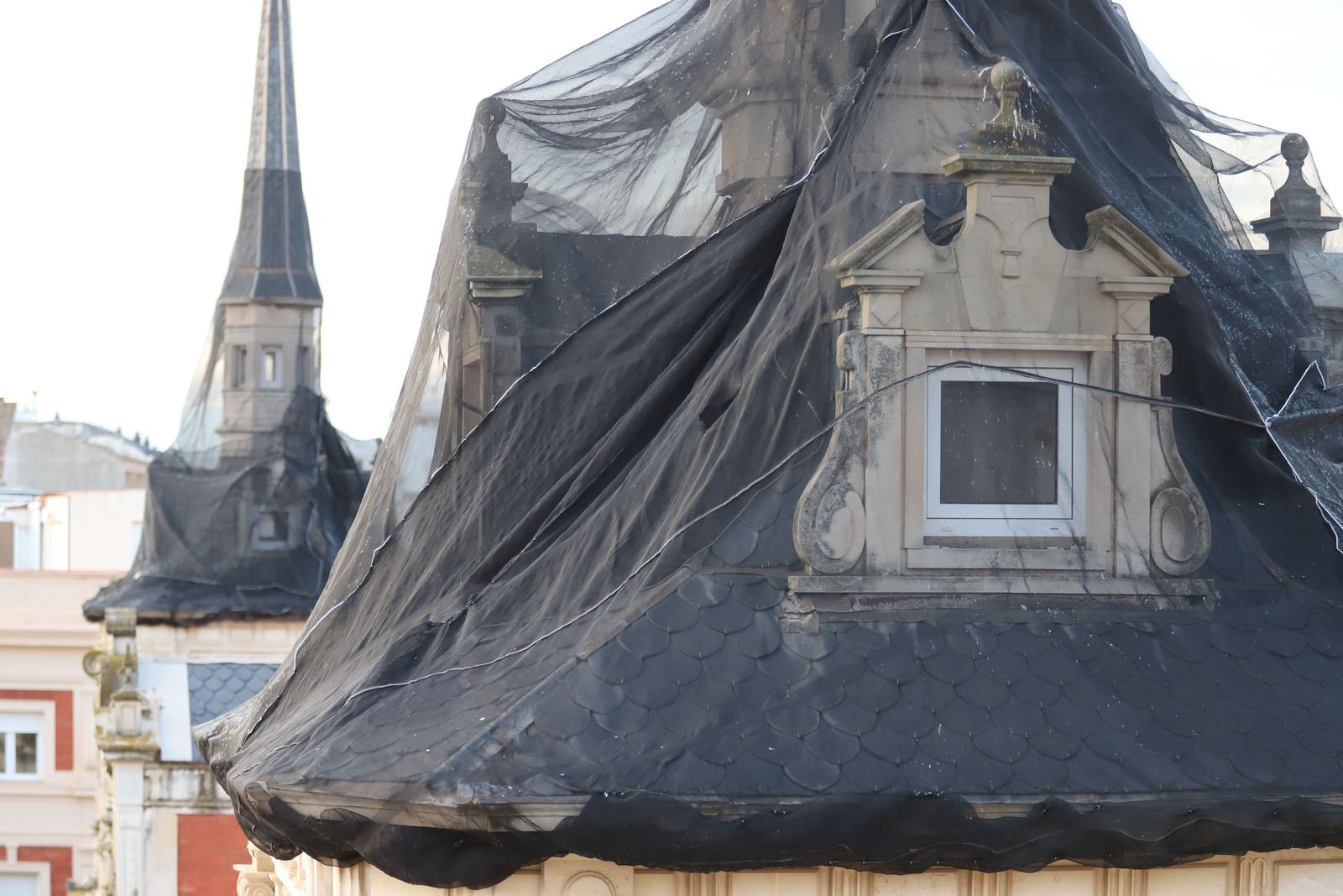Detalle de la primera cubierta, abuhardillada, del torreón este del palacio consistorial cubierto por una malla metálica hace meses.