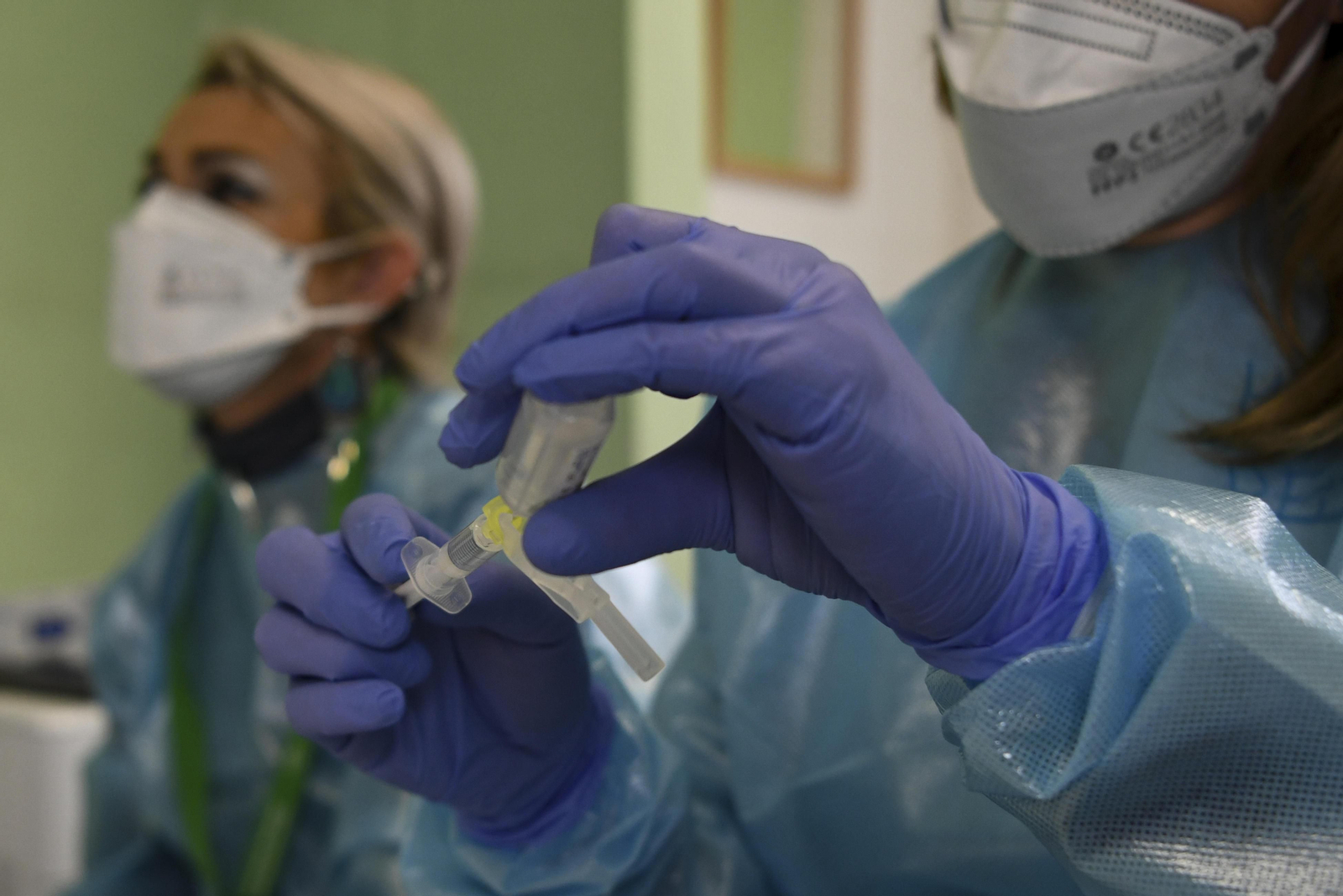 Granada recibe esta semana 62.500 vacunas, la remesa más importante