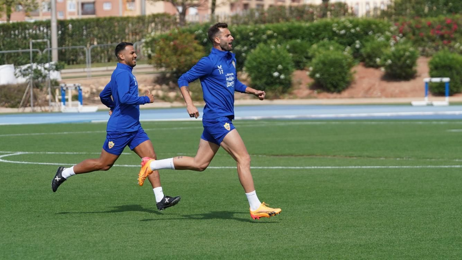 Jonathan Viera y Leo Baptistao completan uno de los entrenamientos semanales.