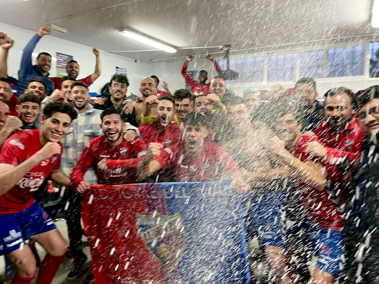 El Torre del Mar celebra un triunfo.