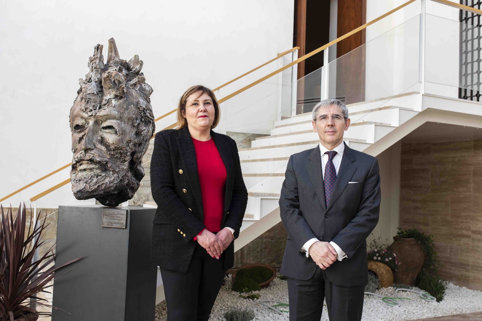 Firma del acuerdo entre Carmen María Coto y Juan Salado en el Palacio de Congresos de Córdoba.