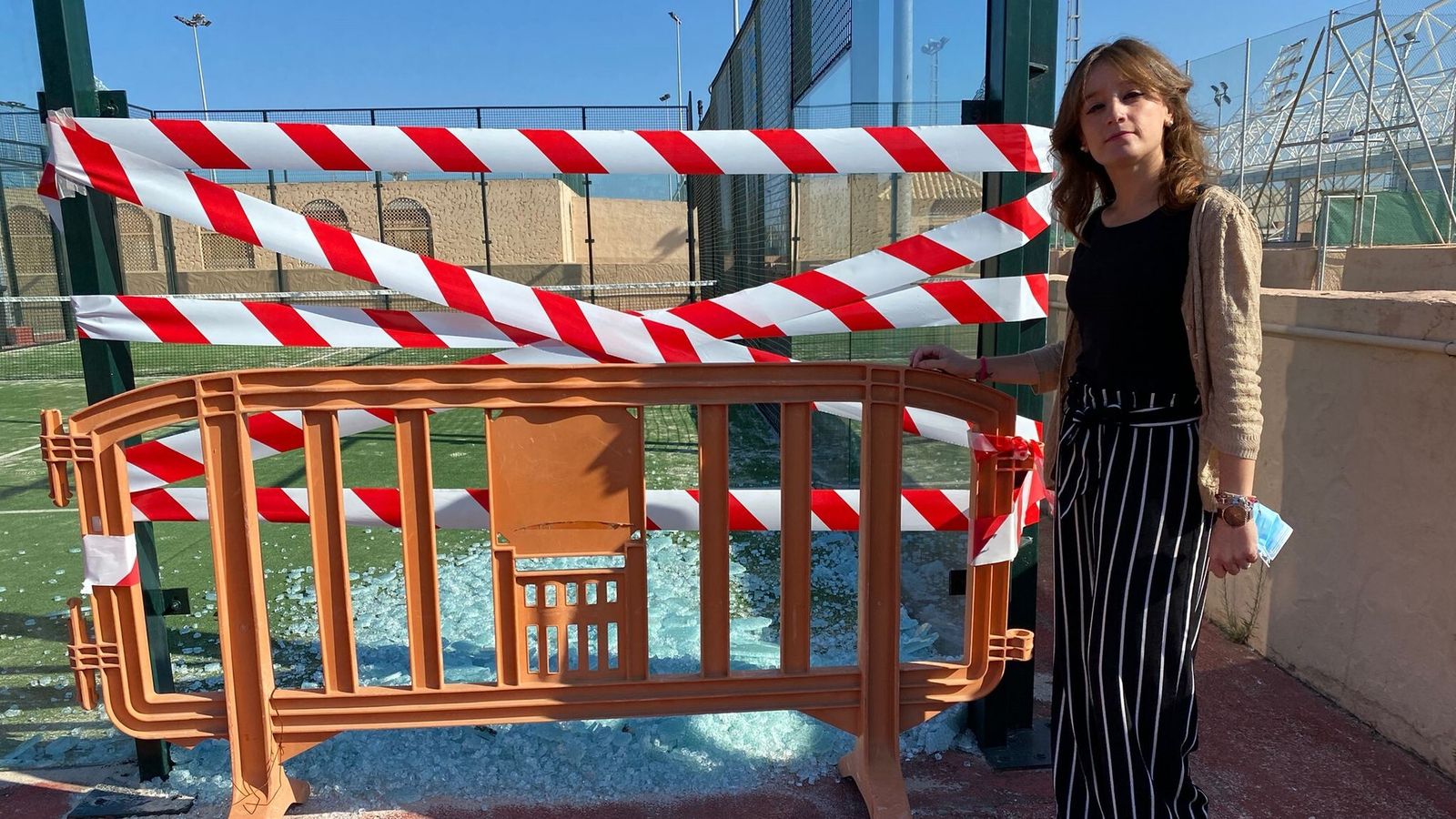 Carmen Roa, junto a la pista de pádel donde ocurrió el accidente.