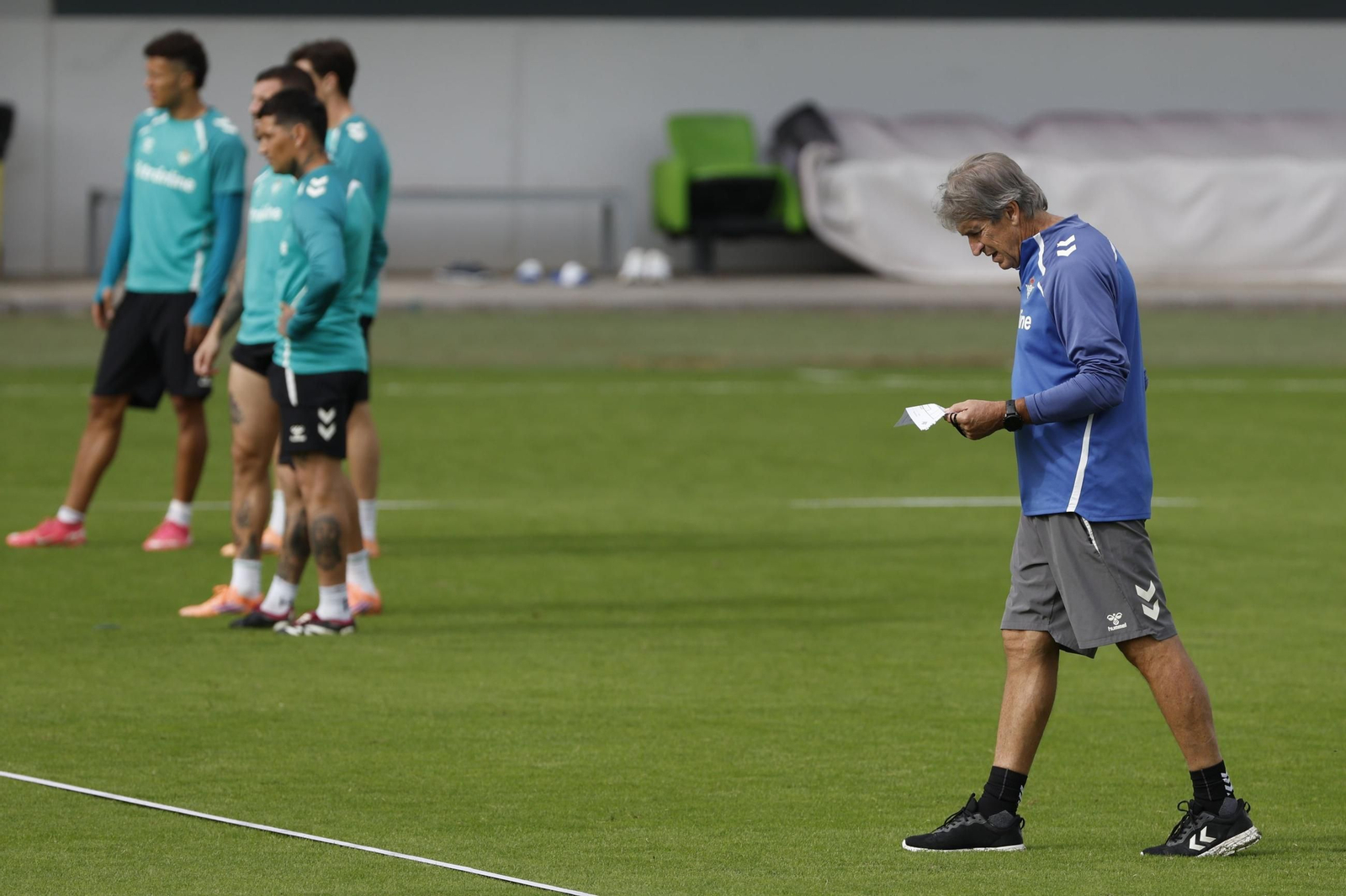 Pellegrini revisa sus notas en el entrenamiento de este miércoles. Pellegrini revisa sus notas en el entrenamiento de este miércoles.