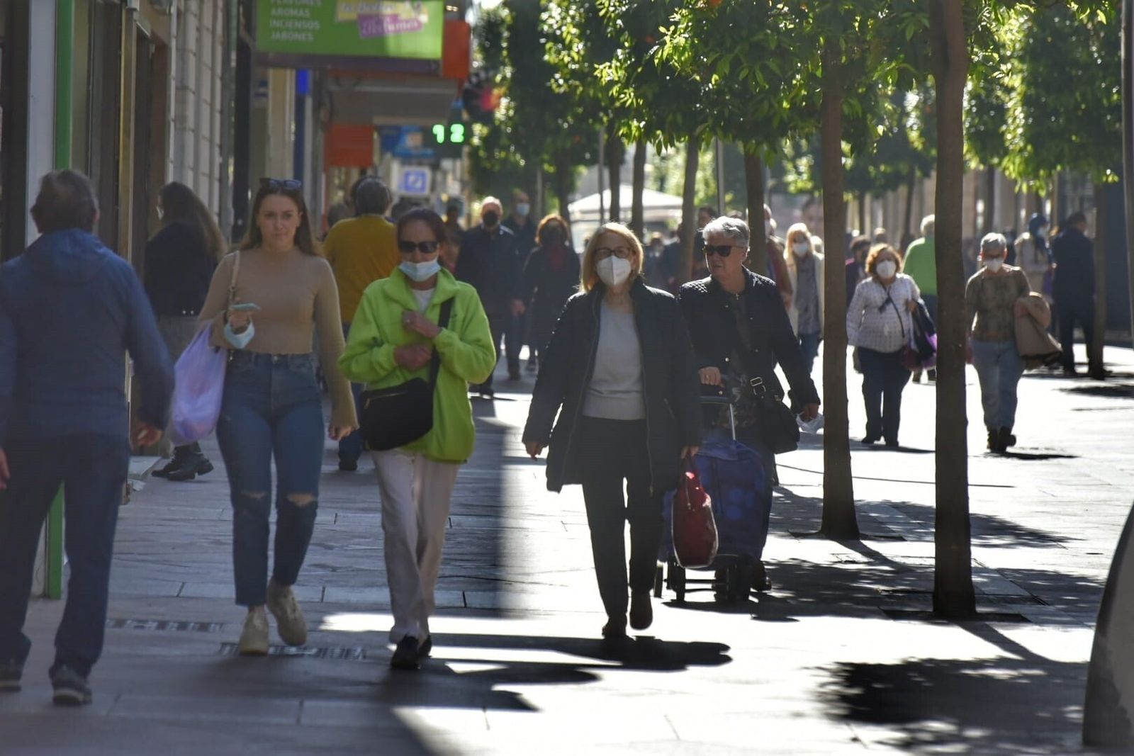 Personas pasean por la calle Ancha de Algeciras