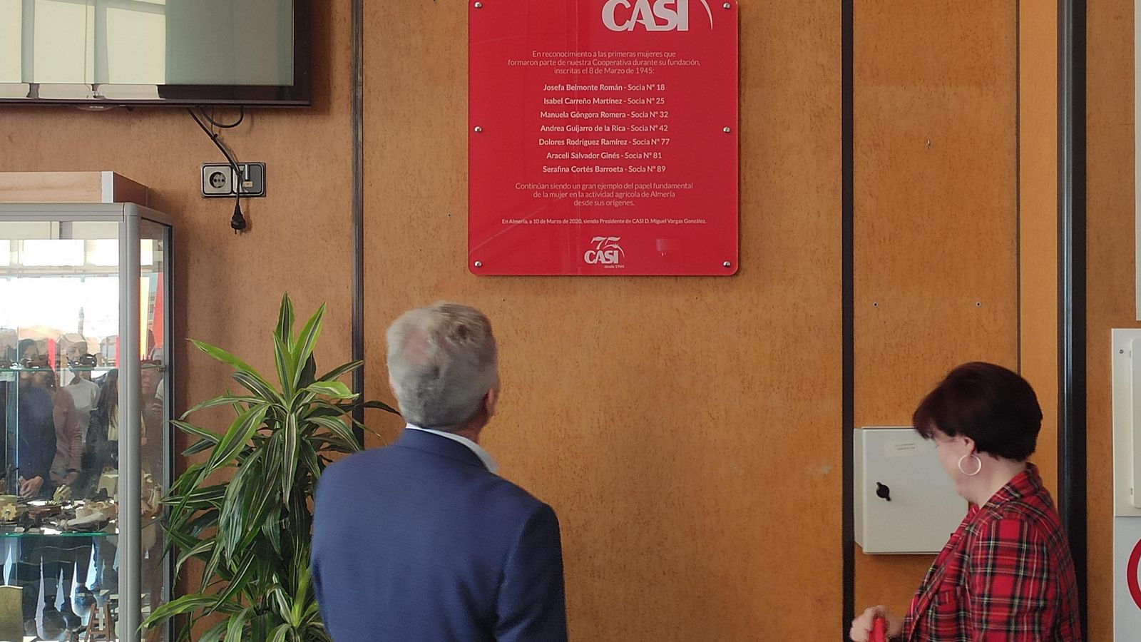 El presidente, Miguel Vargas, descubriendo la placa que desde ahora luce en Partidortes.